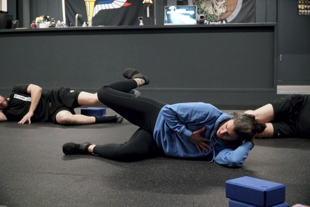 coach baukje doet een oefening voor tijdens de durability les bij sportschool breda strength & conditioning