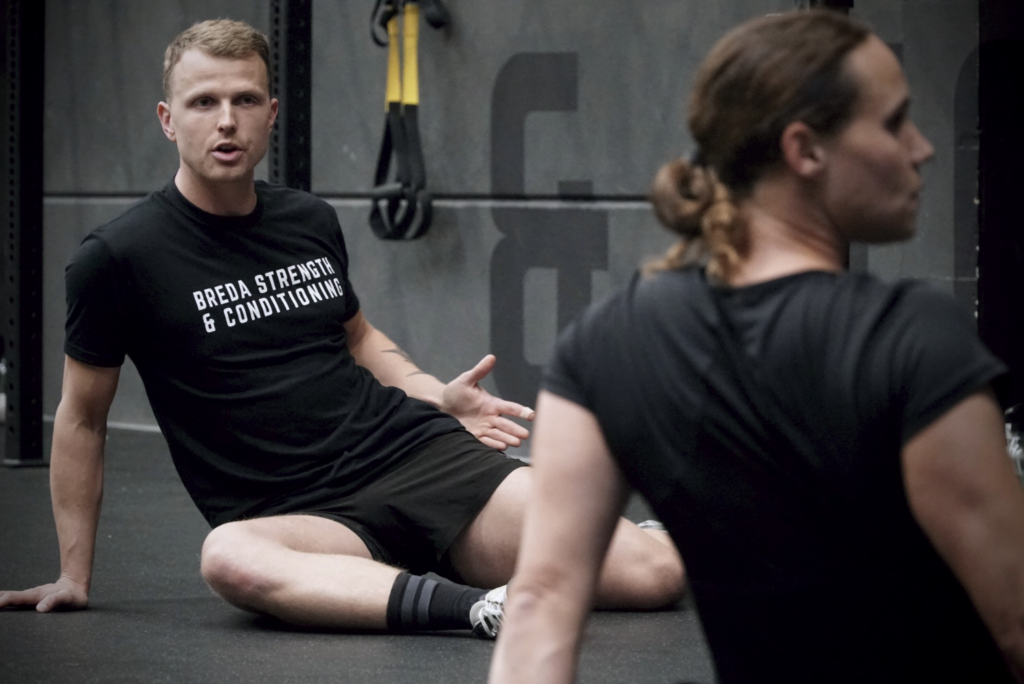 coach Ivo van Breda Strength & Conditioning geeft uitleg tijdens een les