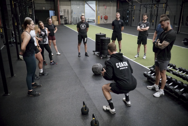 coach Ivo van Breda Strength & Conditioning tijdens een les