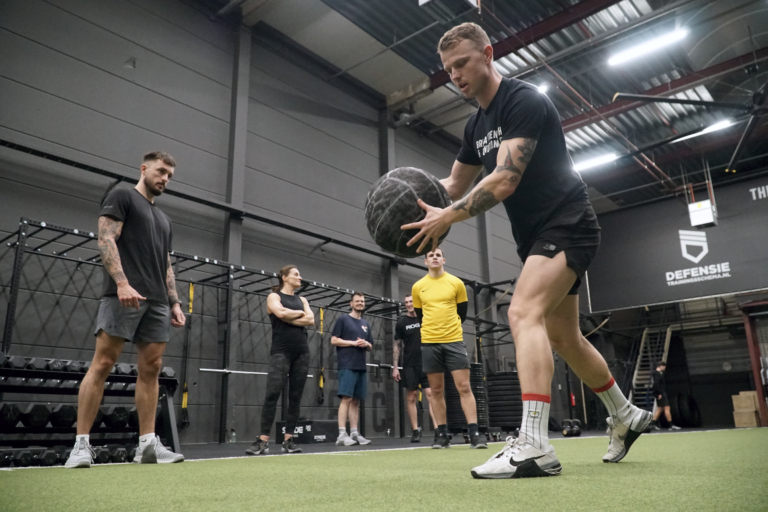 coach ivo van breda strength & conditioning doet een oefening voor