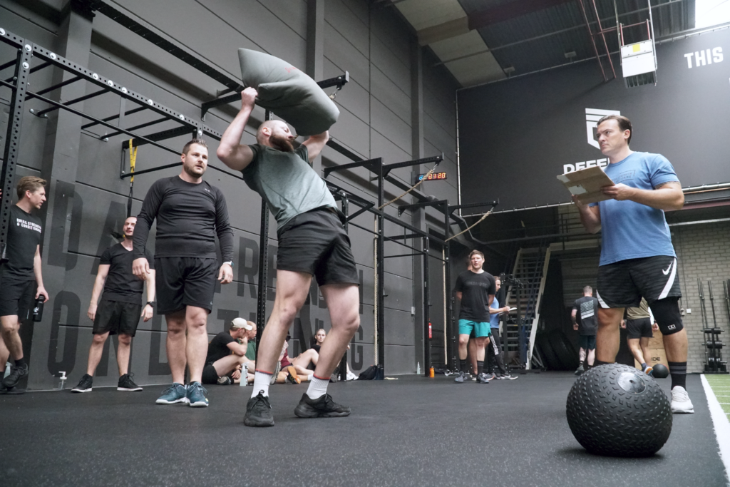 coach jesse van breda strength & conditioning aan het les geven