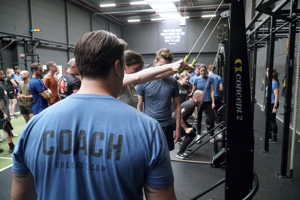coach jesse van breda strength & conditioning helpt mee met een evenement