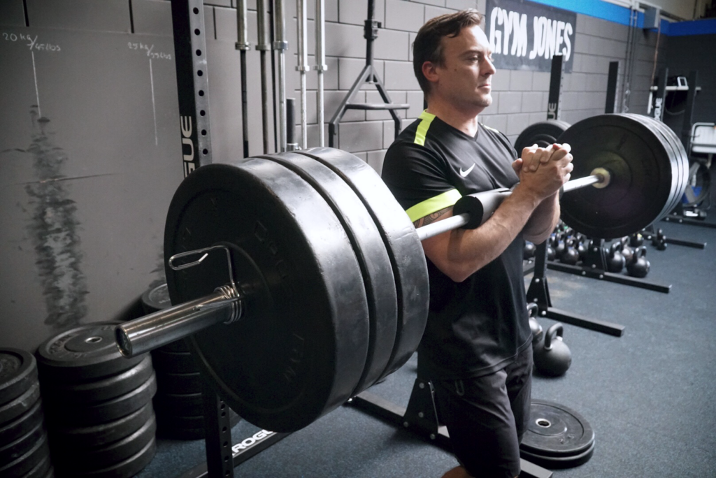 coach jesse van breda strength & conditioning tijdens een training met gewicht