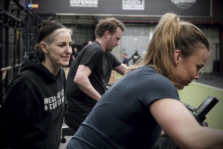 coach maaike van breda strength & conditioning geeft les
