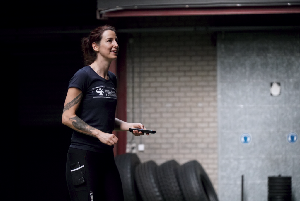 coach maaike van breda strength & conditioning les aan het geven