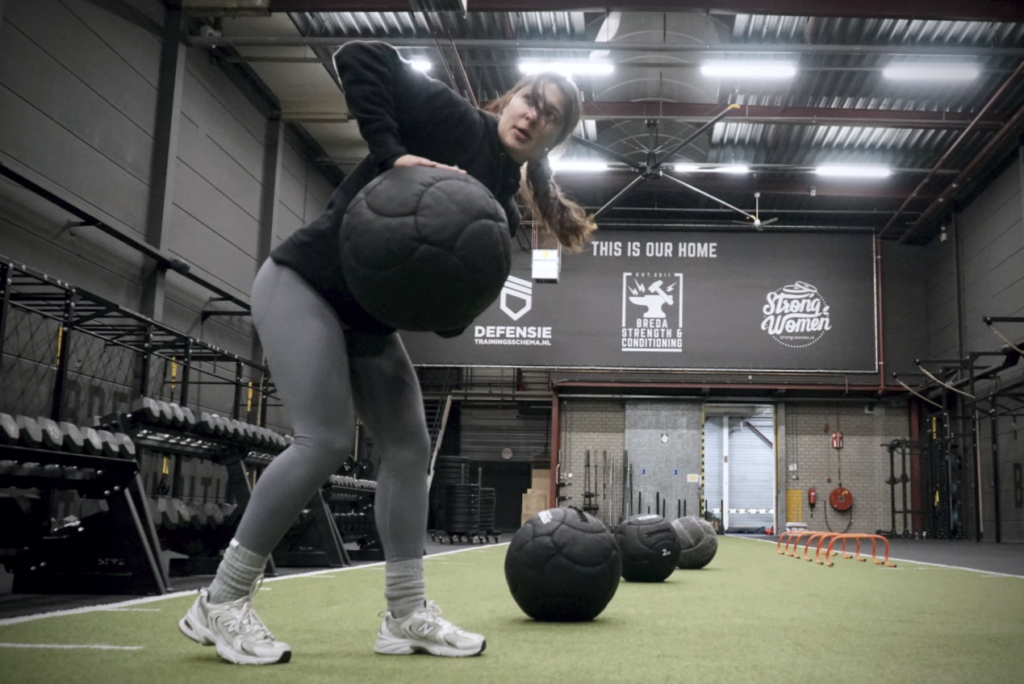 coach noortje doet een oefening voor