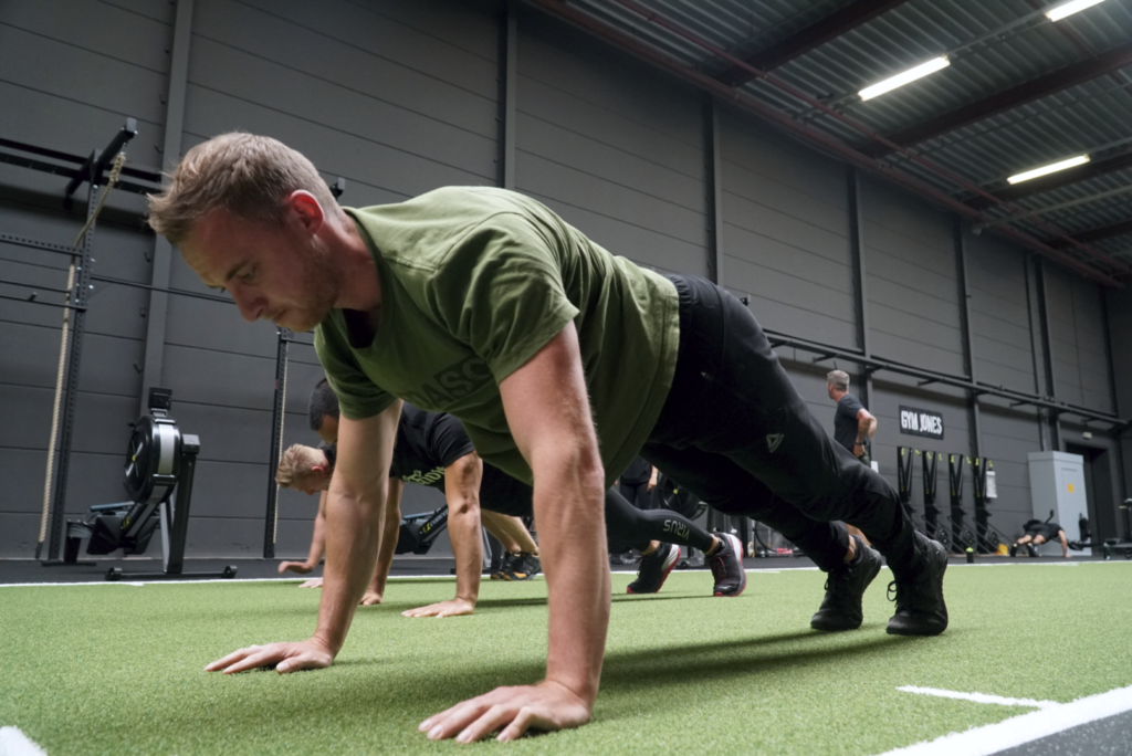 coach robert van breda strength & conditioning tijdens een oefening