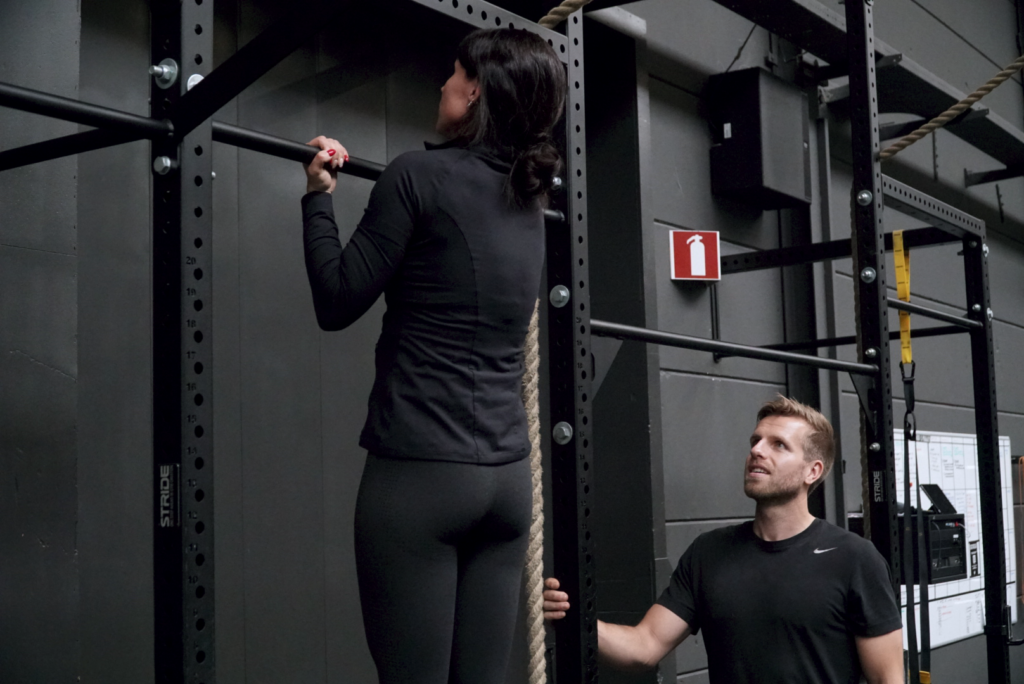 coach serena van breda strength & conditioning doet oefening