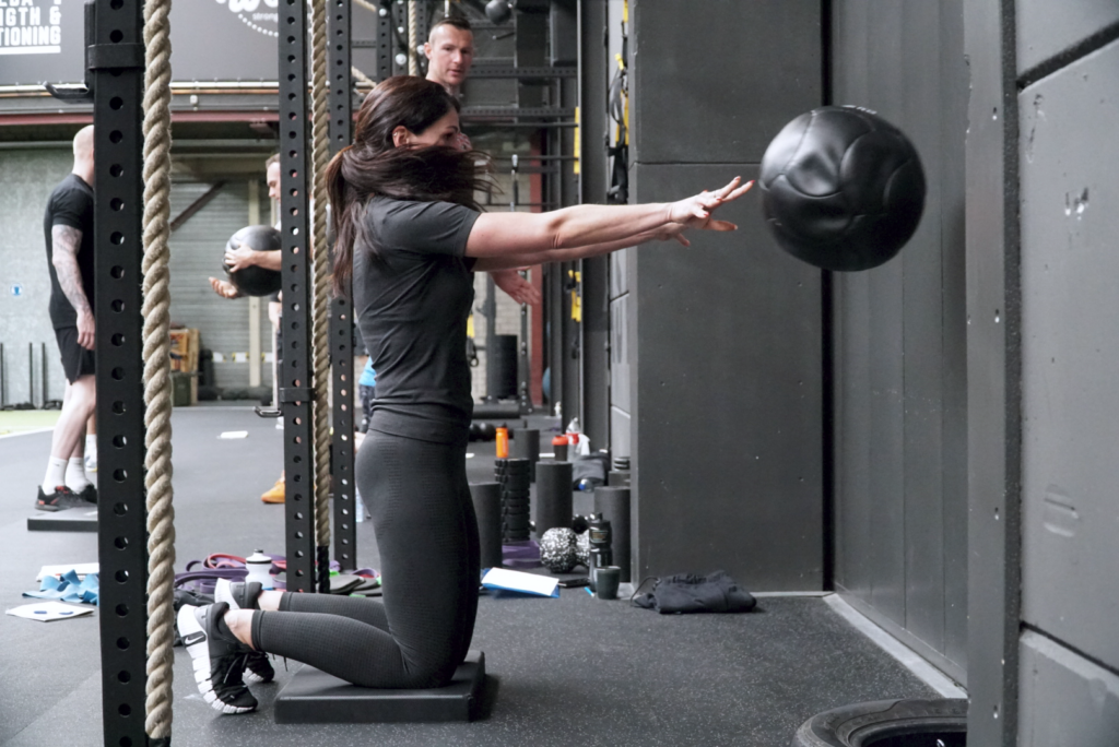coach serena van breda strength & conditioning tijdens training