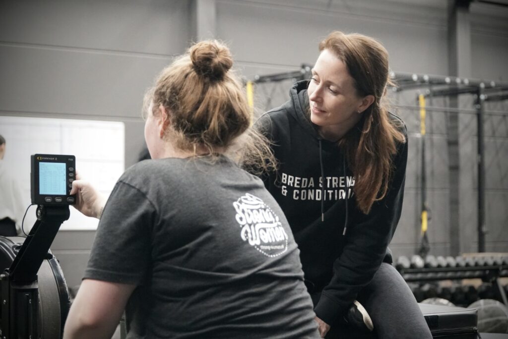 goede begeleiding van een vrouwelijke personal trainer in onze privé gym voor persoonlijke gezondheidsdoelen