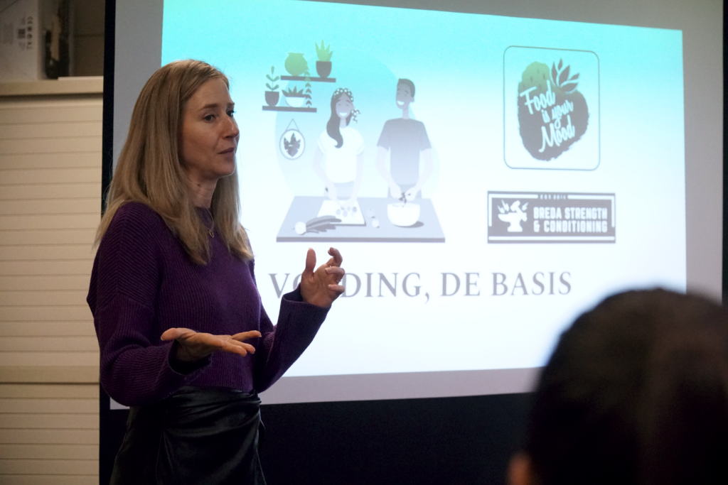 inge geeft uitleg tijdens een voedingsseminar