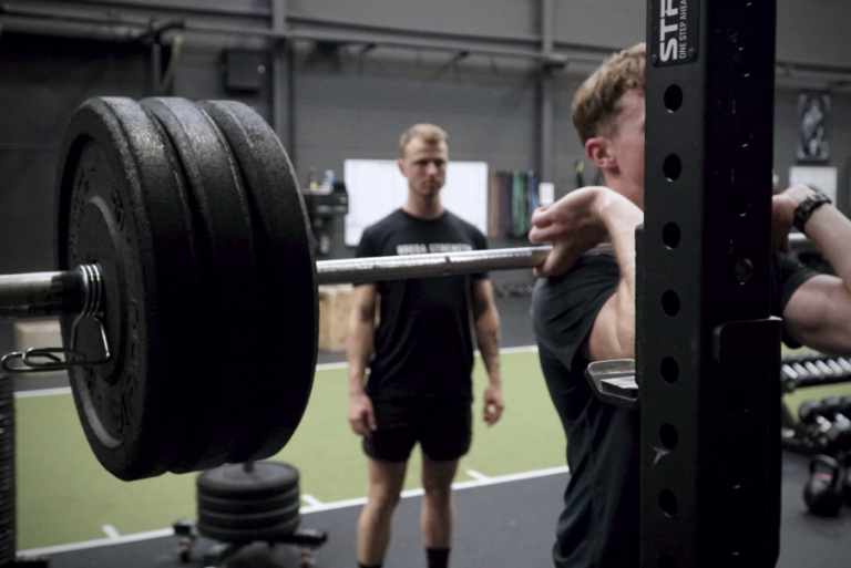 onze trainingen zijn geen bootcamp, ook werken we met meer dan lichaamsgewicht en trainen we veel onze benen