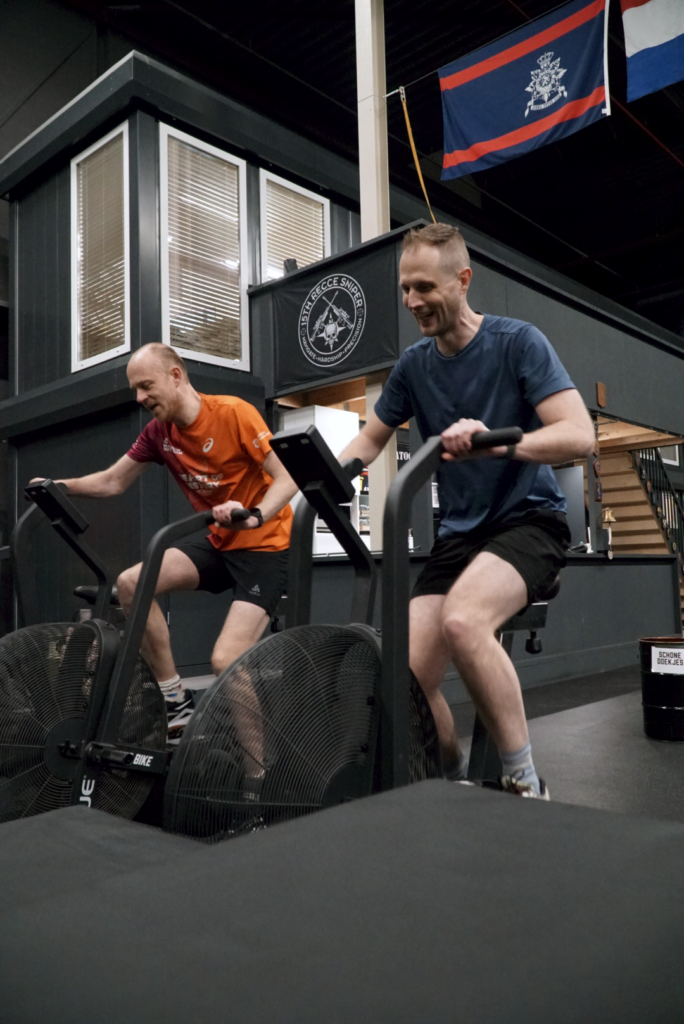 op de airbike bij sportschool breda strength & conditioning