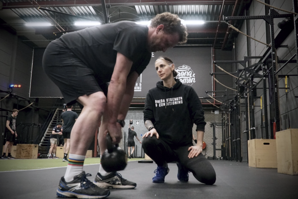 persoonlijke aandacht bij een fitness les structural training bij breda strength & conditoning
