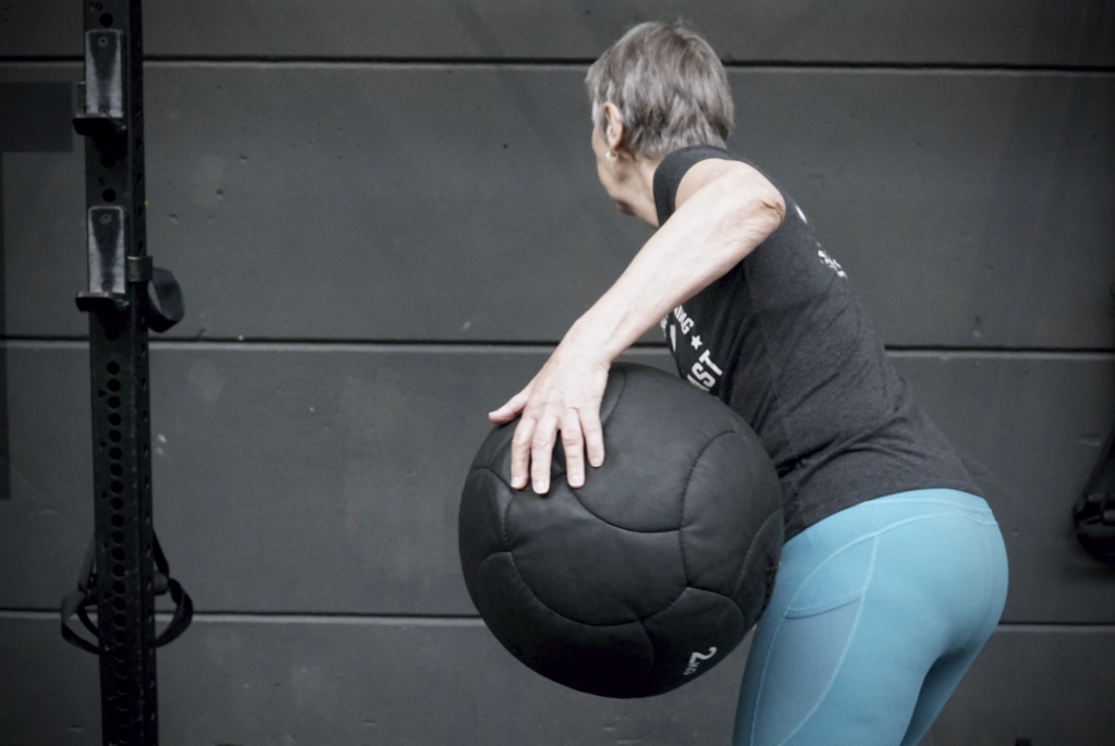 vrouwelijke personal trainer met gratis leefstijl werkboek cadeau