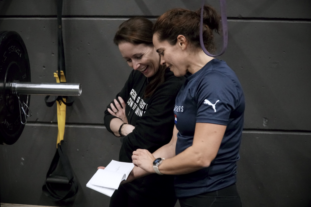 vrouwen sporten en vrouwen begeleiding zonder afgeschermde vrouwenvleugel wel met moderne apparatuur
